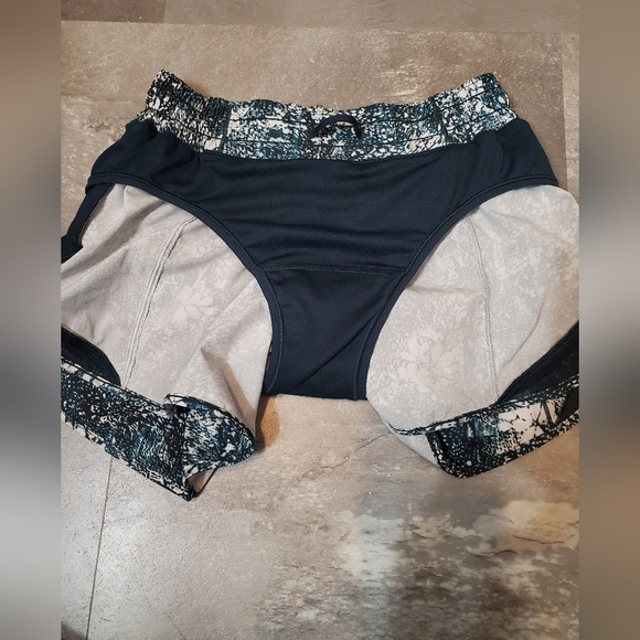 NWOT Lululemon Hotty Hot Short II *Long 4". Liner Blue/ green, white. Size 4. - Picture 12 of 13